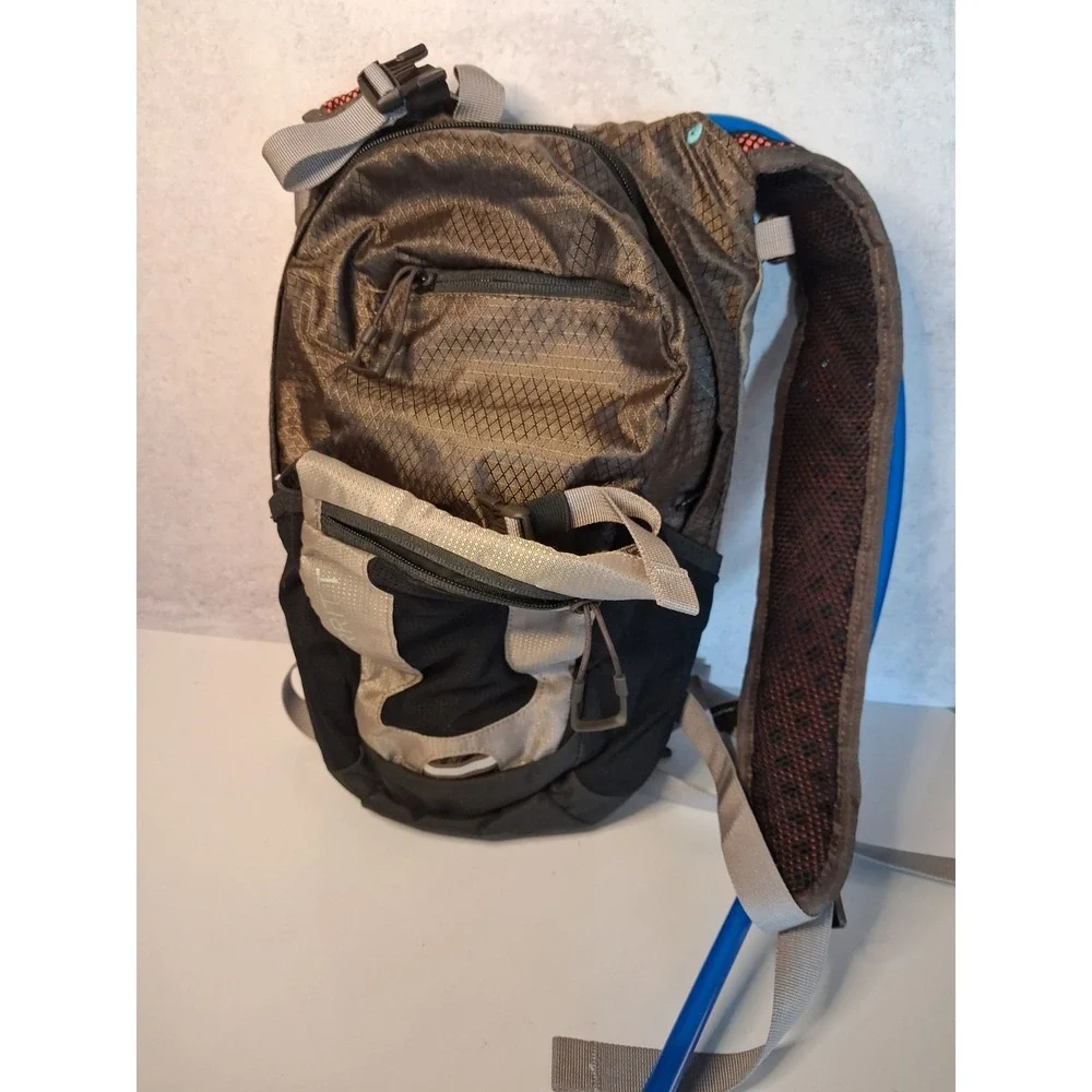 Merrell V-Flow Nylon Hydration Backpack Daypack Mesh Pockets Hiking Cycling Unis